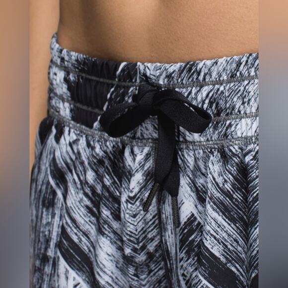 Lululemon Namaskar Relaxed Track Pant II In Heat Wave White Black 4 Athleisure - Picture 3 of 16